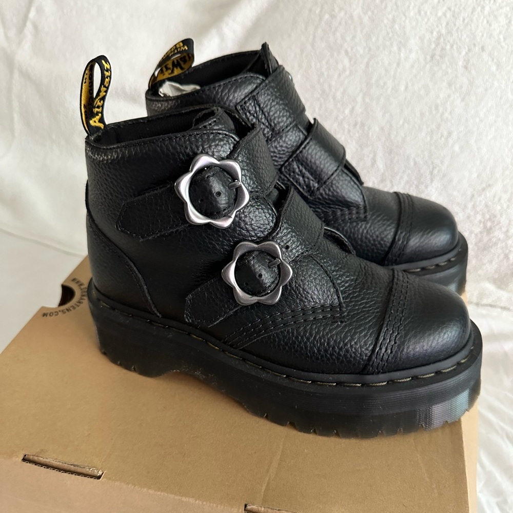 Dr. Martens Devon Flower